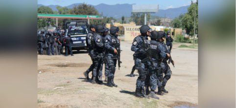 El pasado 19 de junio, se registraron, en esa zona de Oaxaca, enfrentamientos entre simpatizantes e integrantes de la Coordinadora Nacional de Trabajadores de la Educación (CNTE) que bloqueaban una carretera en rechazo a la reforma educativa y policías locales y federales que trataron de desalojarlos. Foto: Aristegui Noticias