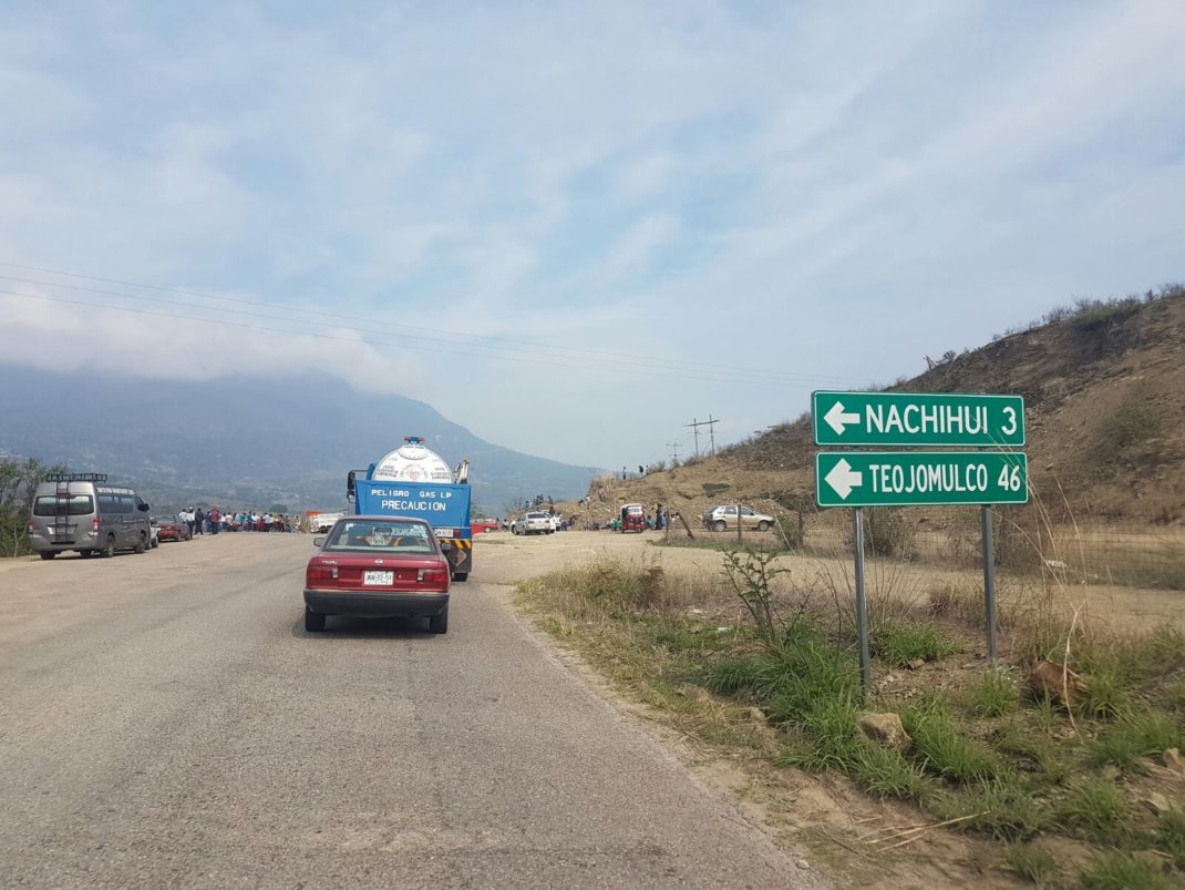 Bloqueo en la entrada de Villa Sola de Vega, entronque Santa María Sola. L43