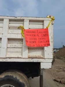 Bloqueo en la entrada de Villa Sola de Vega, entronque Santa María Sola. L43