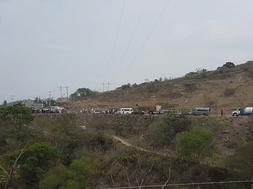 Bloqueo en la entrada de Villa Sola de Vega, entronque Santa María Sola. L43