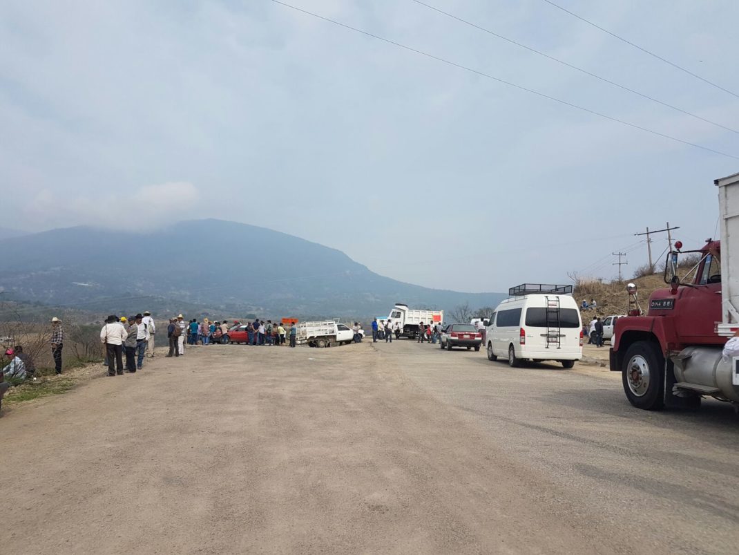 Bloqueo en la entrada de Villa Sola de Vega, entronque Santa María Sola. L43